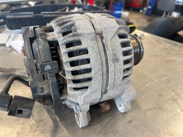 bontott VW GOLF V Generátor