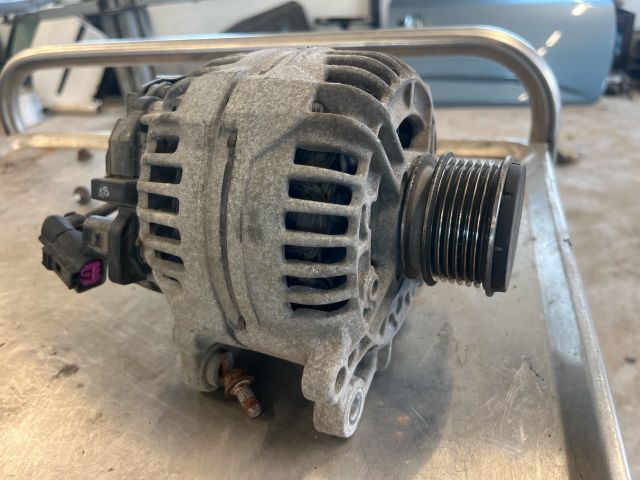 bontott VW GOLF V Generátor