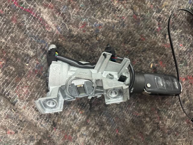 bontott VW GOLF V Gyújtáskapcsoló Házzal