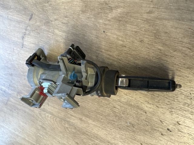 bontott VW GOLF V Gyújtáskapcsoló Házzal