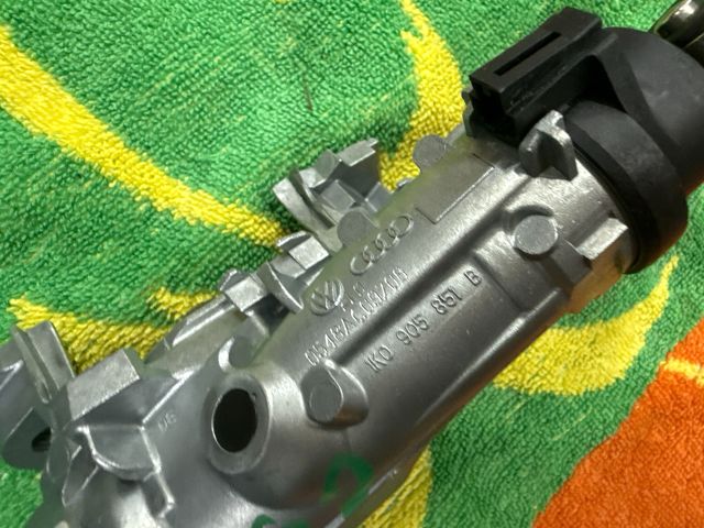 bontott VW GOLF V Gyújtáskapcsoló Házzal