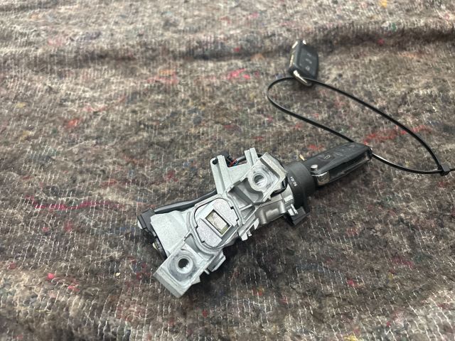 bontott VW GOLF V Gyújtáskapcsoló Házzal