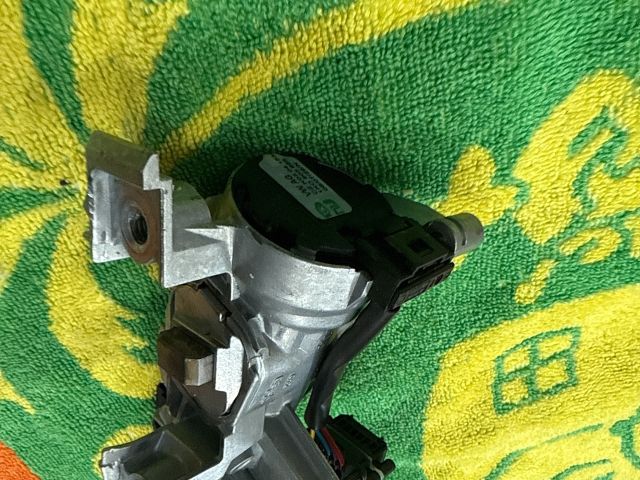 bontott VW GOLF V Gyújtáskapcsoló Házzal