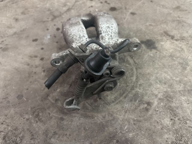 bontott VW GOLF V Jobb hátsó Féknyereg Munkahengerrel