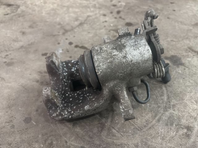 bontott VW GOLF V Jobb hátsó Féknyereg Munkahengerrel