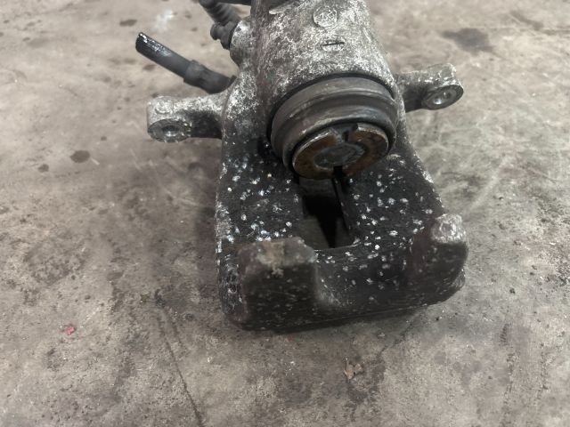 bontott VW GOLF V Jobb hátsó Féknyereg Munkahengerrel