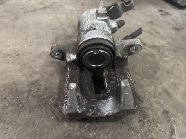 bontott VW GOLF V Jobb hátsó Féknyereg Munkahengerrel