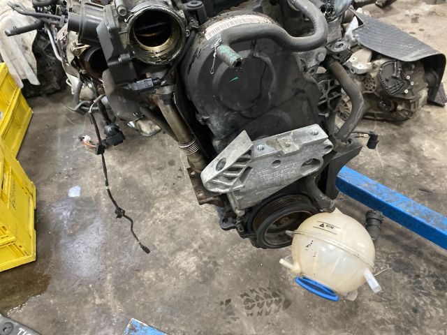 bontott VW GOLF V Komplett Motor (Segédberendezésekkel)