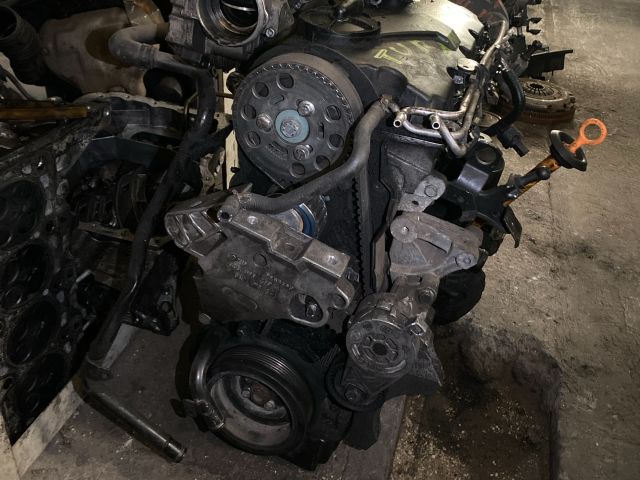 bontott VW GOLF V Motor (Fűzött blokk hengerfejjel)