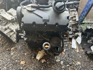 bontott VW GOLF V Motor (Fűzött blokk hengerfejjel)