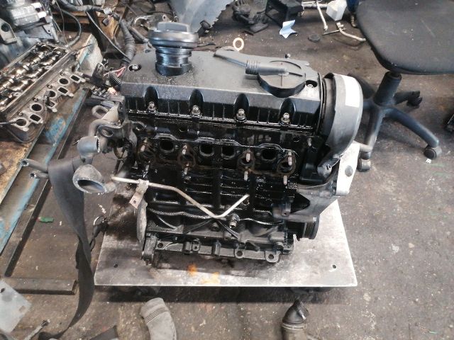 bontott VW GOLF V Motor (Fűzött blokk hengerfejjel)