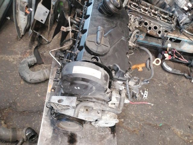 bontott VW GOLF V Motor (Fűzött blokk hengerfejjel)