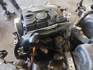 bontott VW GOLF V Motor (Fűzött blokk hengerfejjel)