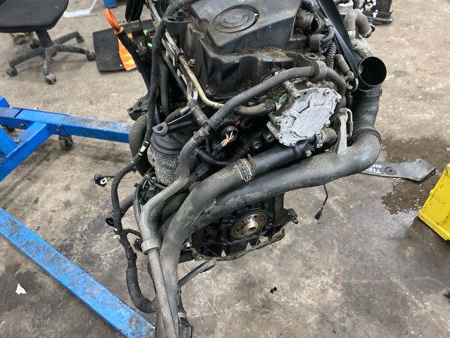 bontott VW GOLF V Motor (Fűzött blokk hengerfejjel)