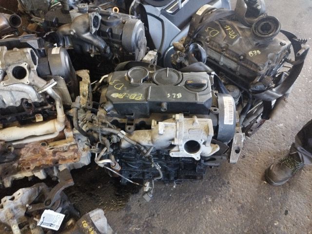 bontott VW GOLF V Motor (Fűzött blokk hengerfejjel)