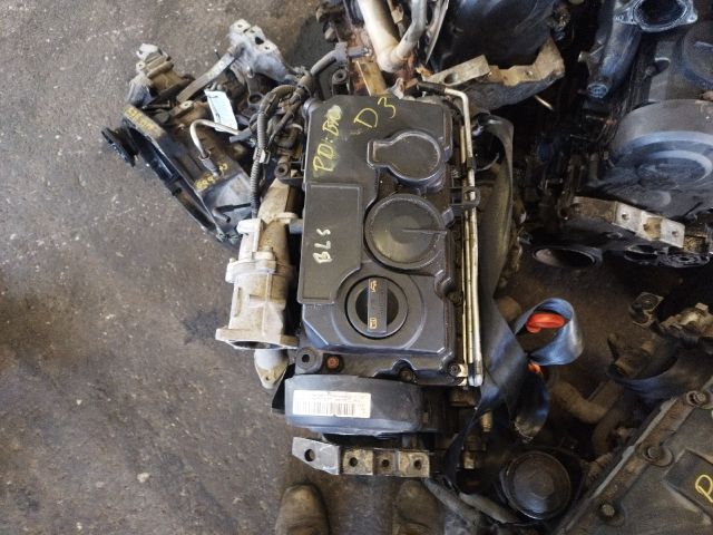 bontott VW GOLF V Motor (Fűzött blokk hengerfejjel)