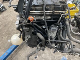 bontott VW GOLF V Motor (Fűzött blokk hengerfejjel)