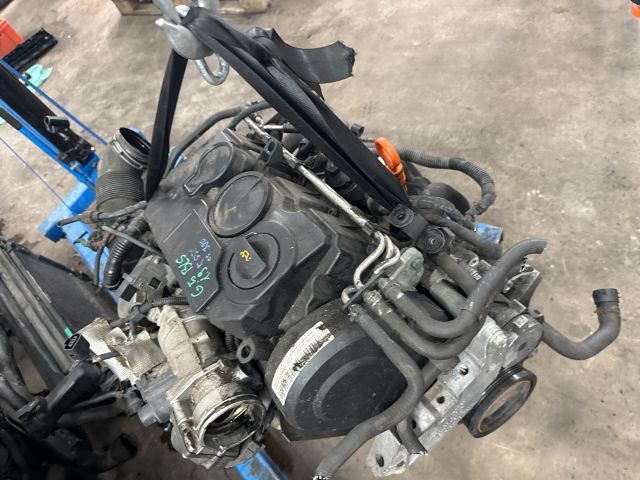 bontott VW GOLF V Motor (Fűzött blokk hengerfejjel)