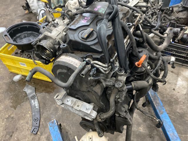 bontott VW GOLF V Motor (Fűzött blokk hengerfejjel)