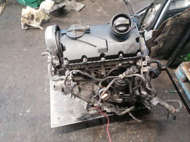 bontott VW GOLF V Motor (Fűzött blokk hengerfejjel)