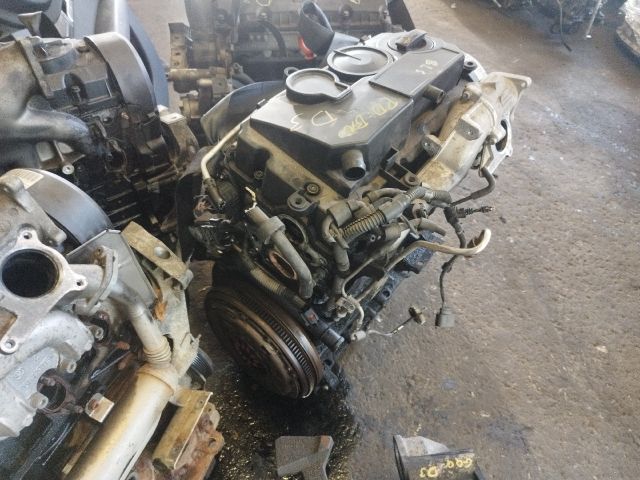 bontott VW GOLF V Motor (Fűzött blokk hengerfejjel)