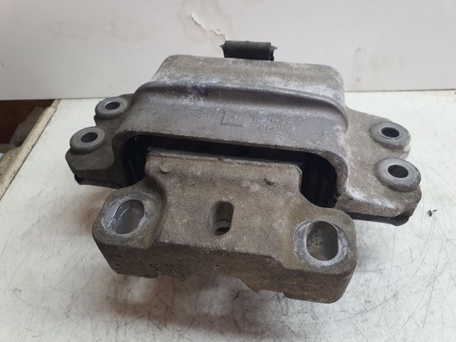 bontott VW GOLF V Motor Tartó Bak (Fém)