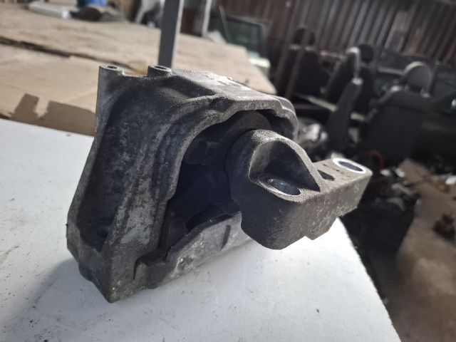 bontott VW GOLF V Motor Tartó Bak (Fém)