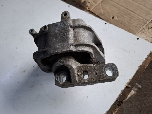 bontott VW GOLF V Motor Tartó Bak (Fém)