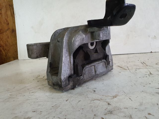 bontott VW GOLF V Motor Tartó Bak (Fém)