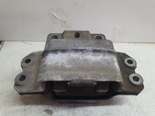 bontott VW GOLF V Motor Tartó Bak (Fém)