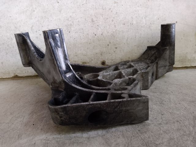 bontott VW GOLF V Motor Tartó Bak (Fém)