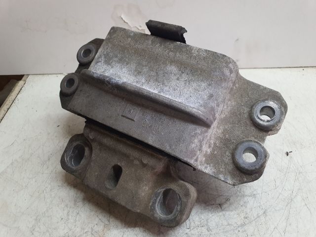 bontott VW GOLF V Motor Tartó Bak (Fém)