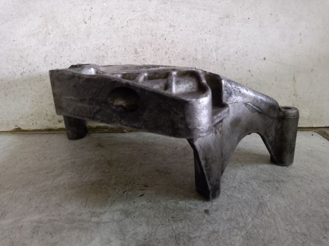 bontott VW GOLF V Motor Tartó Bak (Fém)