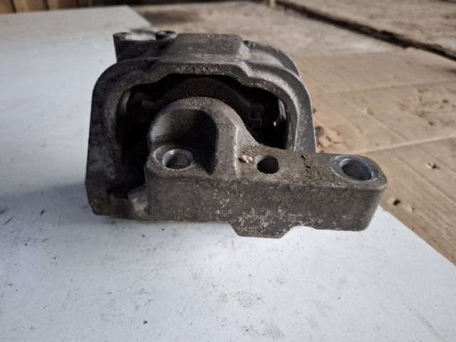 bontott VW GOLF V Motor Tartó Bak (Fém)