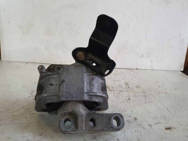 bontott VW GOLF V Motor Tartó Bak (Fém)