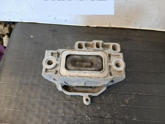 bontott VW GOLF V Motor Tartó Bak Jobb