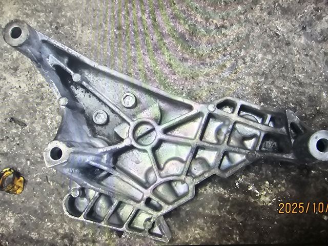 bontott VW GOLF V Motor Tartó Bak Jobb