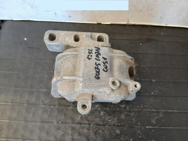 bontott VW GOLF V Motor Tartó Bak Jobb