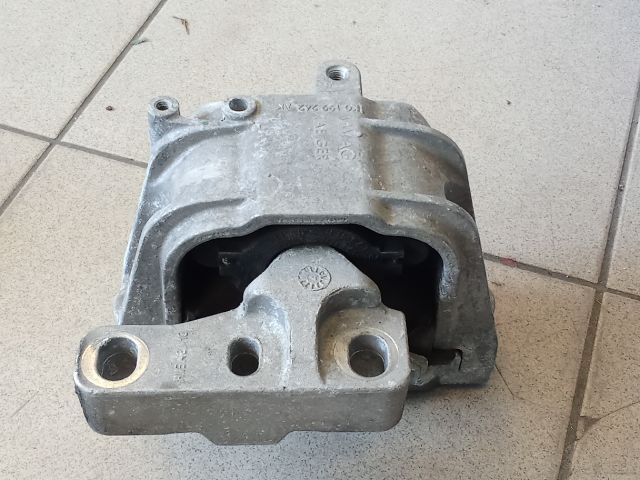 bontott VW GOLF V Motor Tartó Bak (Pozíciófüggetlen)