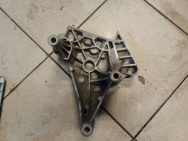 bontott VW GOLF V Motor Tartó Bak (Pozíciófüggetlen)