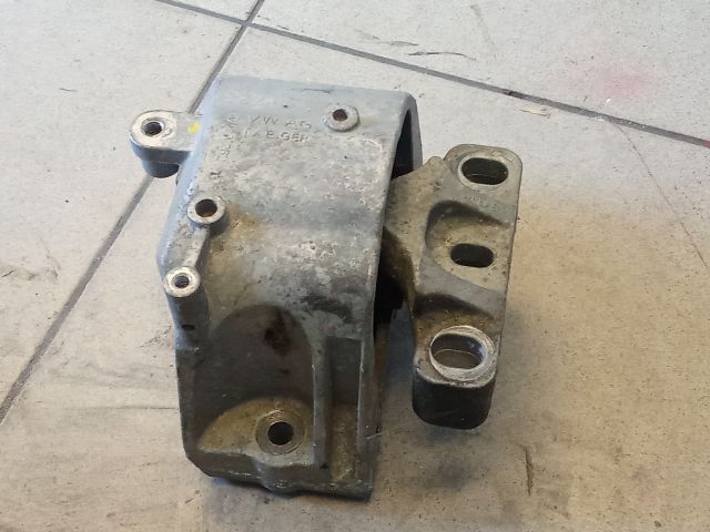 bontott VW GOLF V Motor Tartó Bak (Pozíciófüggetlen)