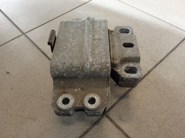 bontott VW GOLF V Motor Tartó Bak (Pozíciófüggetlen)