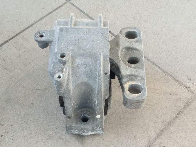 bontott VW GOLF V Motor Tartó Bak (Pozíciófüggetlen)