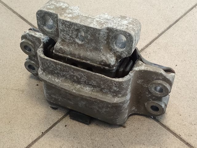 bontott VW GOLF V Motor Tartó Bak (Pozíciófüggetlen)