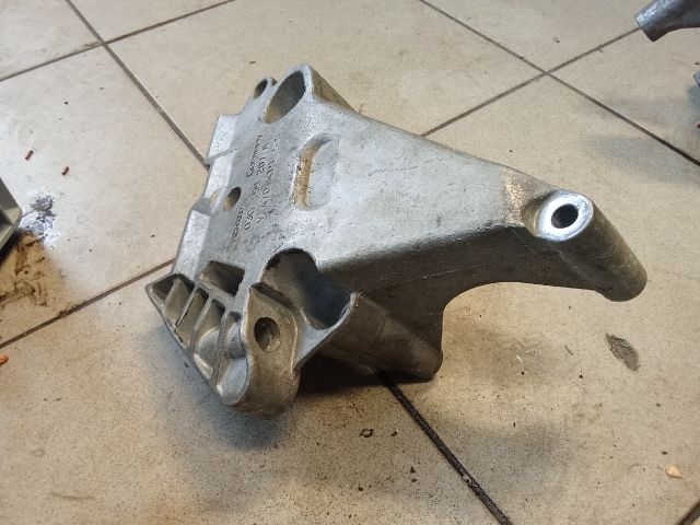 bontott VW GOLF V Motor Tartó Bak (Pozíciófüggetlen)