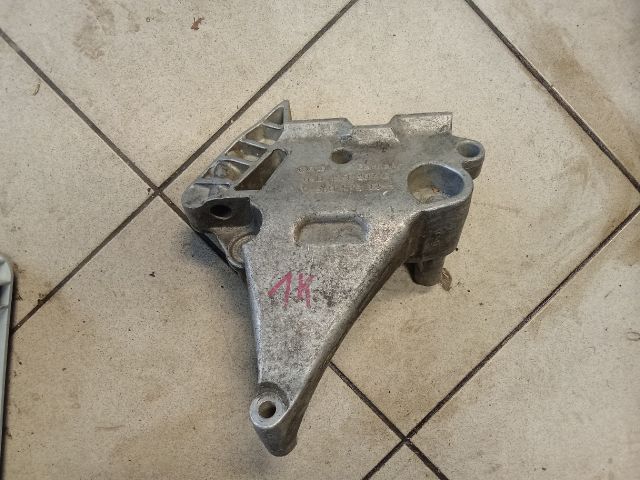 bontott VW GOLF V Motor Tartó Bak (Pozíciófüggetlen)