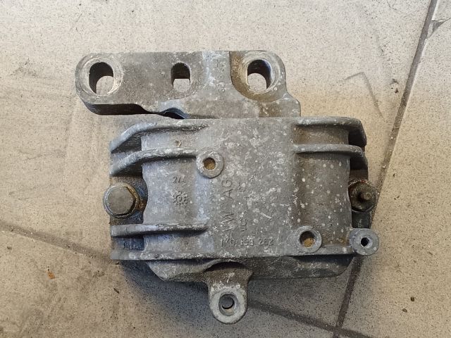 bontott VW GOLF V Motor Tartó Bak (Pozíciófüggetlen)