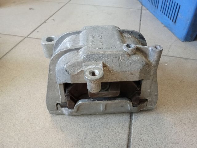 bontott VW GOLF V Motor Tartó Bak (Pozíciófüggetlen)