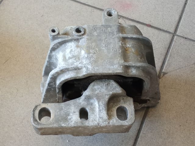 bontott VW GOLF V Motor Tartó Bak (Pozíciófüggetlen)