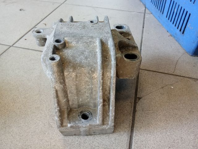 bontott VW GOLF V Motor Tartó Bak (Pozíciófüggetlen)